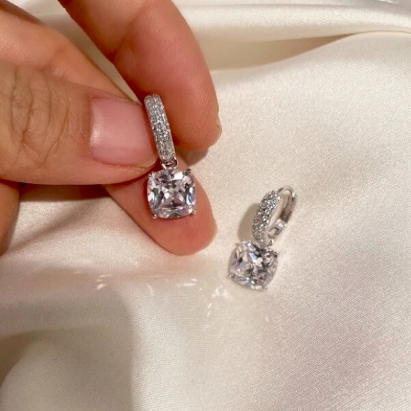 🌟 Platinum Plated Hoop Earrings - Picture 2 of 5